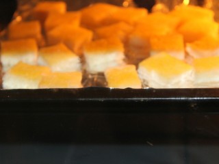 酸奶果酱土司山,入烤箱，180度烤3分钟