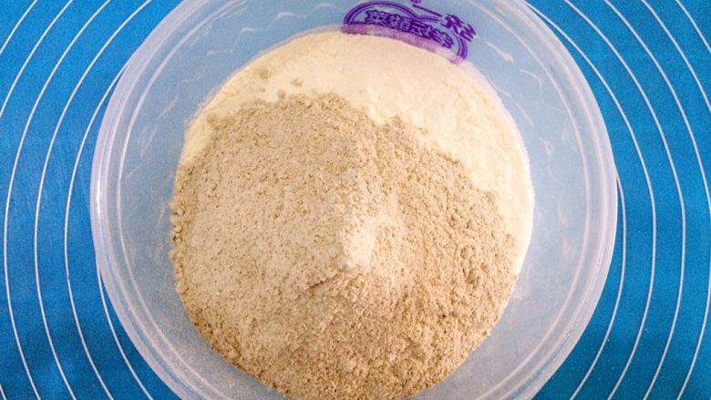淡奶油版咧吧,继续筛入全麦面粉。