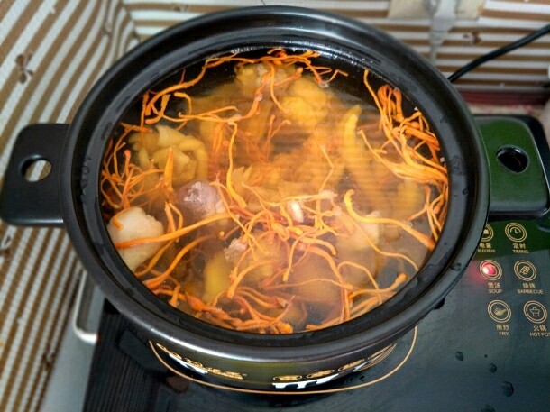 虫草花煲鸡汤,水开后转中小火煲两个小时