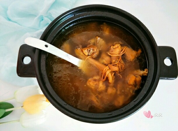 虫草花煲鸡汤,鸡肉熟后，加入适量盐调味出锅