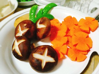 辣白菜豆腐煲,胡萝卜削皮切片