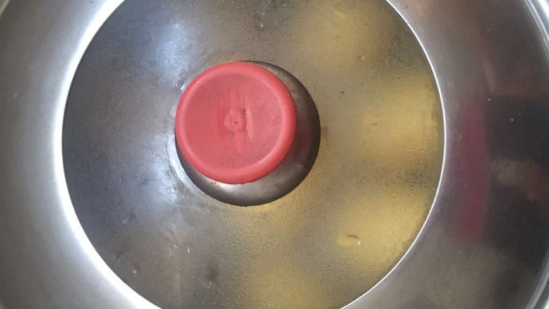 红萝卜灯陷玉米团子,开锅蒸20分钟关火。