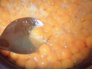 萌蜜小黄果的情调@@自制菇娘果酱,要不停的翻炒，并用勺子按压，还有捣碎的方式，帮助果子破皮，挤出汁水。这样才能保证锅里不干。