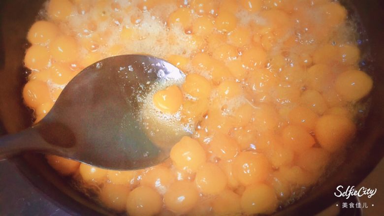 萌蜜小黄果的情调@@自制菇娘果酱,要不停的翻炒，并用勺子按压，还有捣碎的方式，帮助果子破皮，挤出汁水。这样才能保证锅里不干。