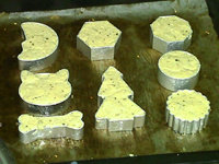 豆渣玉米饼,将调好的面填入模具，抹平表面