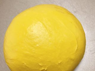 南瓜奶油卷,滚圆后盖保鲜膜，室温进行基础发酵。