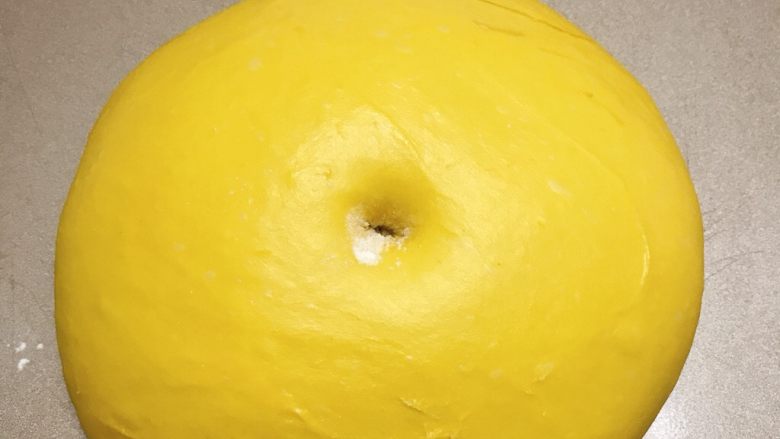 南瓜奶油卷,发酵到差不多两倍大，戳洞不回弹不塌陷即发酵完成。