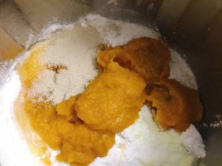 南瓜奶油卷,除了黄油外，所有材料放入厨师机的搅拌桶。