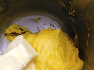 南瓜奶油卷,揉到扩展后大约3分钟左右加入黄油，揉到接近完全。