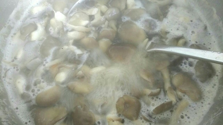 鸡腿菇炒肉,锅中放入适量清水，放入鸡腿菇烧开二三分钟