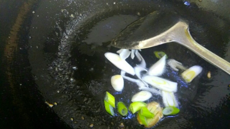 鸡腿菇炒肉,锅中底油爆香葱姜