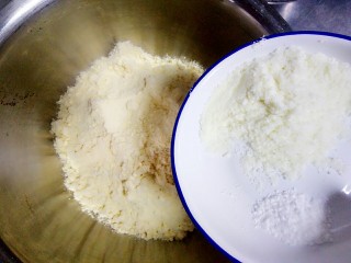 奶香玉米饼,把奶粉和泡打粉放入玉米面中