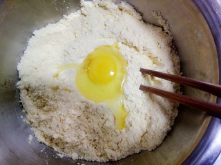 奶香玉米饼,放入鸡蛋