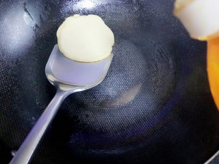 奶香玉米饼,一面煎好后翻面，在翻面的时候再滴几滴油