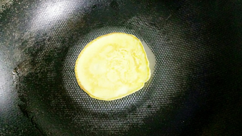 奶香玉米饼,两面金黄后出锅，继续做下面的