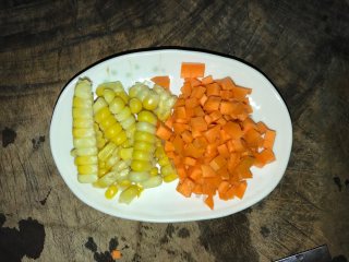 吞拿鱼沙拉饭团,切出玉米粒和胡萝卜粒