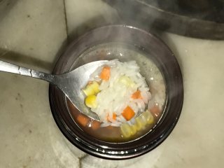 吞拿鱼沙拉饭团,保温壶的水倒掉，把上步的食材全放入保温杯里，盖盖，静候40分钟