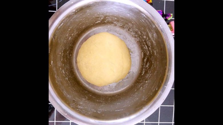 抹茶章鱼哥,把面和成光滑的面团放在温暖处发酵。