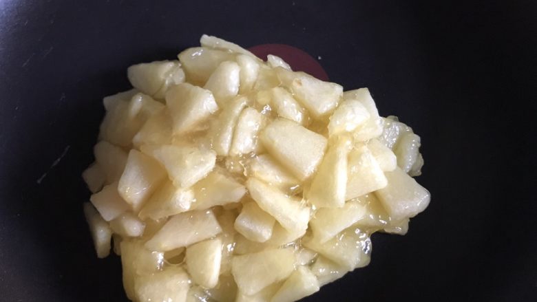 迷你苹果派（饺子皮版）,炒至苹果馅可以轻松堆叠起来