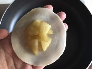迷你苹果派（饺子皮版）,饺子皮周围沾点水，包入约10g的苹果馅