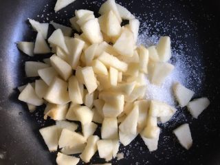 迷你苹果派（饺子皮版）,加入切成小块的苹果