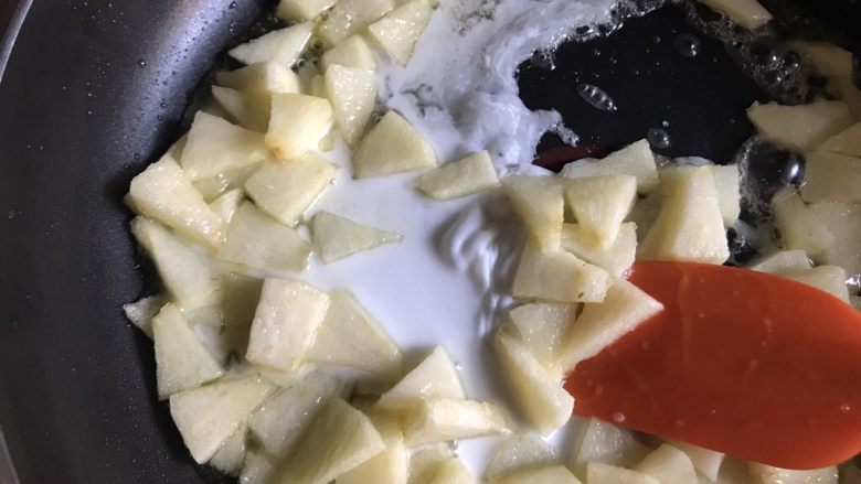 迷你苹果派（饺子皮版）,将淀粉加少量水，调成粉浆，倒入锅中继续翻炒