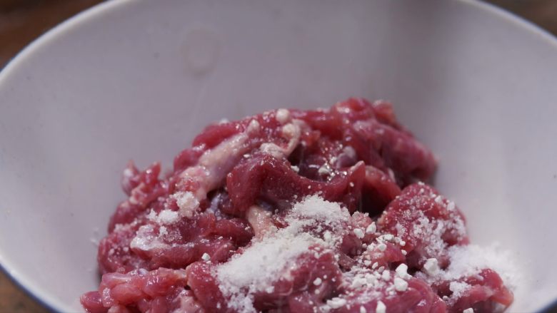 江西炒粉,100克洗净的牛肉切丁，用少许红薯粉和适量盐抓匀；
