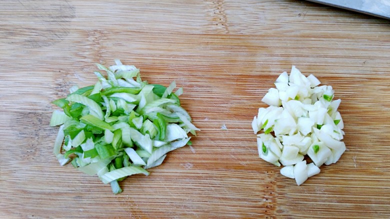 木须金针菇,葱蒜切沫备用。