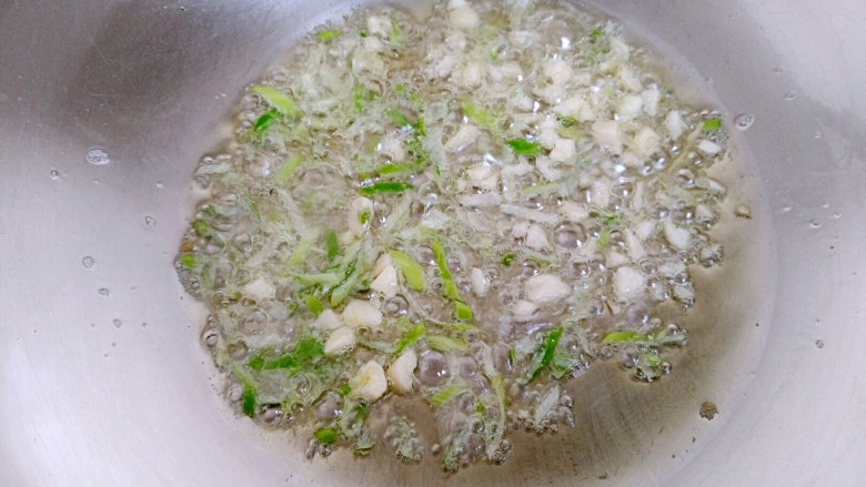 木须金针菇,待油七分热时放入葱蒜爆香。