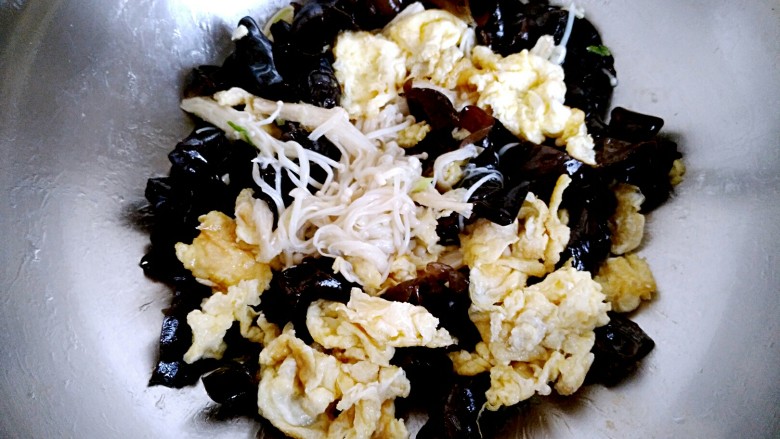 木须金针菇,倒入木耳和鸡蛋翻炒均匀。
