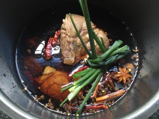 懒人版高压锅卤牛肉,放入葱结，高压锅按煮肉健慢慢炖煮。