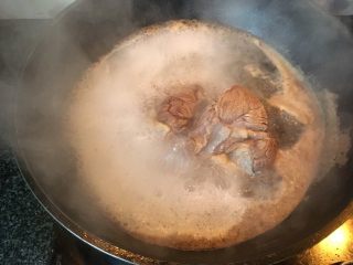 懒人版高压锅卤牛肉,煮开有浮末后捞出，清水冲泡