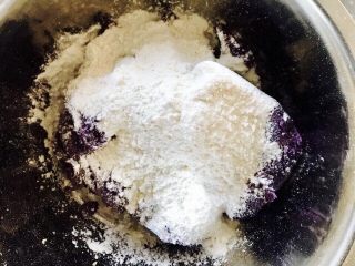 紫薯南瓜饼,紫薯加一点面粉

