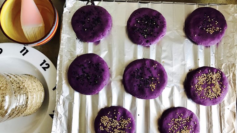 紫薯南瓜饼,准备好一项锡纸，铺入烤盘，刷一层油，把紫薯球按压成紫薯饼，放入烤盘，撒上<a style='color:red;display:inline-block;' href='/shicai/ 666'>芝麻</a>