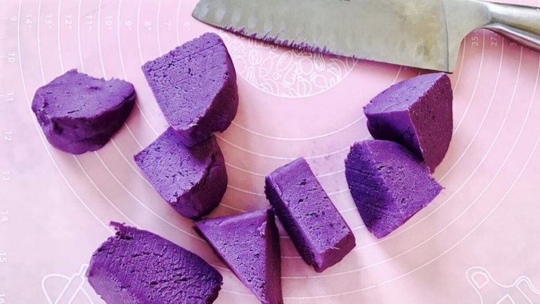 紫薯南瓜饼,揉成光滑面团，切开八小块