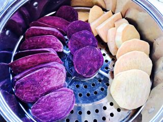 紫薯南瓜饼,切片，别太厚，蒸的时候会好熟，在篦子上摆好，放锅蒸，大火烧开后关小火蒸大概15分钟，具体时间你切红薯块的大小