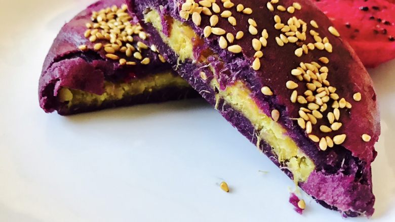 紫薯南瓜饼,紫薯属于杂粮，食物纤维较粗，有利于身体里杂质的排泄哦～