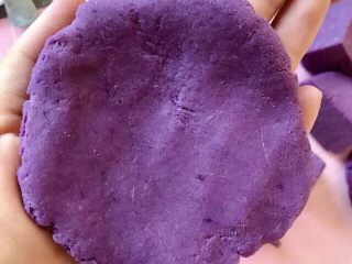 紫薯南瓜饼,用手揉圆按压成圆饼状

