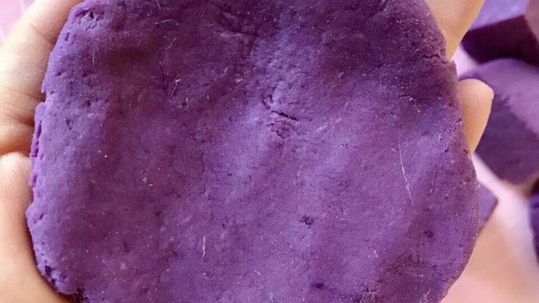 紫薯南瓜饼,用手揉圆按压成圆饼状

