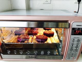 紫薯南瓜饼,烤箱预热，上下火180℃，烤15分钟就可以啦！当然家里没有烤箱的亲们，平底锅是也可以做的