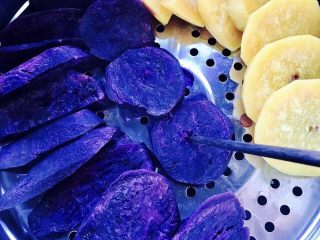 紫薯南瓜饼,用筷子试下是否熟透，熟透了拿出来