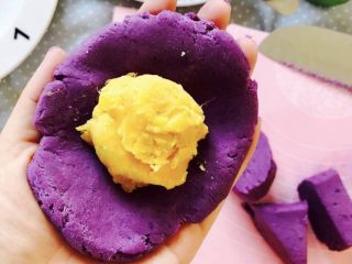 紫薯南瓜饼,放入一勺红薯泥