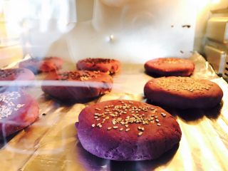 紫薯南瓜饼,特别喜欢透过烤箱的玻璃看烤盘上的美食