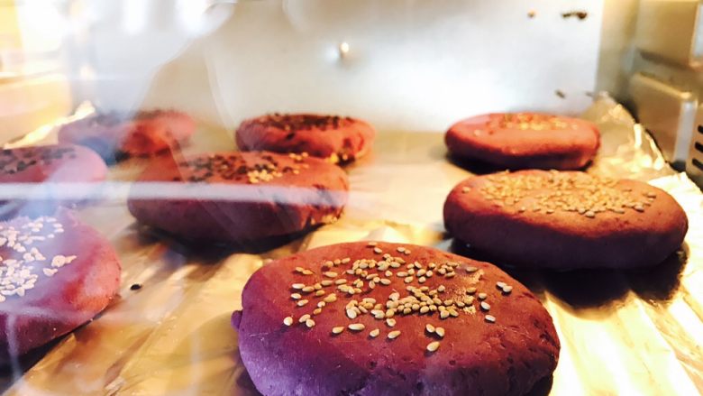 紫薯南瓜饼,特别喜欢透过烤箱的玻璃看烤盘上的美食