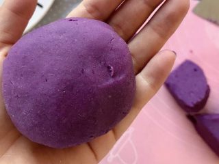 紫薯南瓜饼,包起来，就跟包包子一样，揉成团
