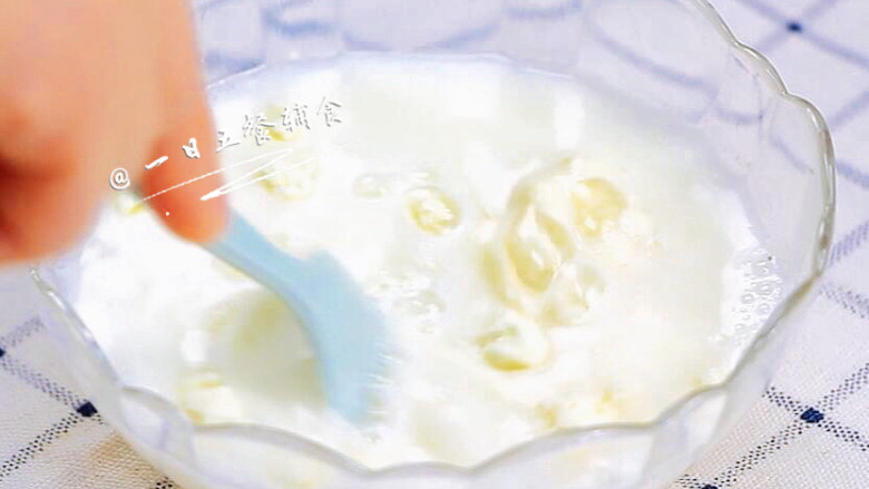 香烤水果燕麦 宝宝辅食，奶粉+香蕉+橙子+蓝莓,水倒入奶粉中搅拌均匀，1岁以上宝宝可以直接用牛奶替换水和奶粉。

