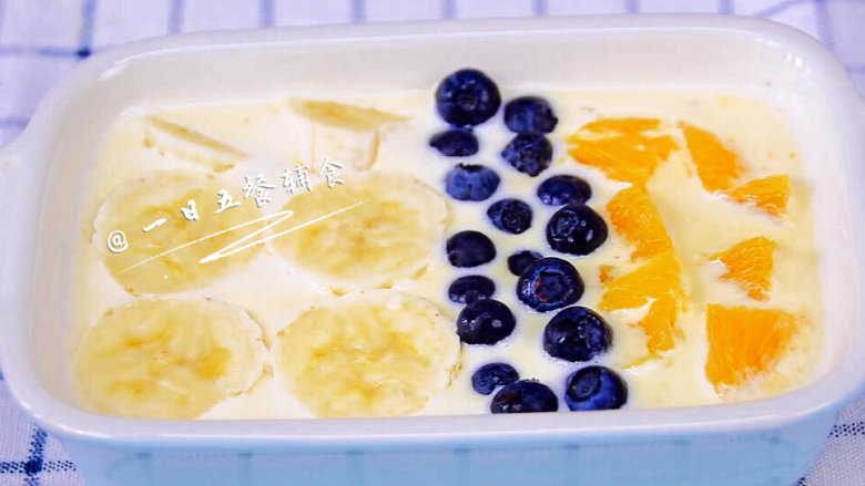 香烤水果燕麦 宝宝辅食，奶粉+香蕉+橙子+蓝莓, 将水果切片，切小块，一一铺在表面。