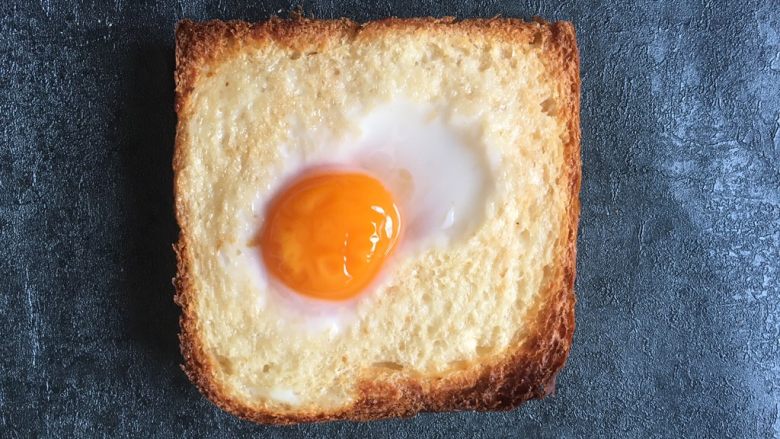 早餐+鸡蛋芝士土司面包,烤箱预热180度，放入烤箱烤3分钟，上烤