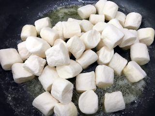 网红新品——可可雪花酥,加入棉花糖炒至融化