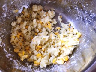 早餐+黄金窝窝头,将土豆泥和玉米粒均匀混合